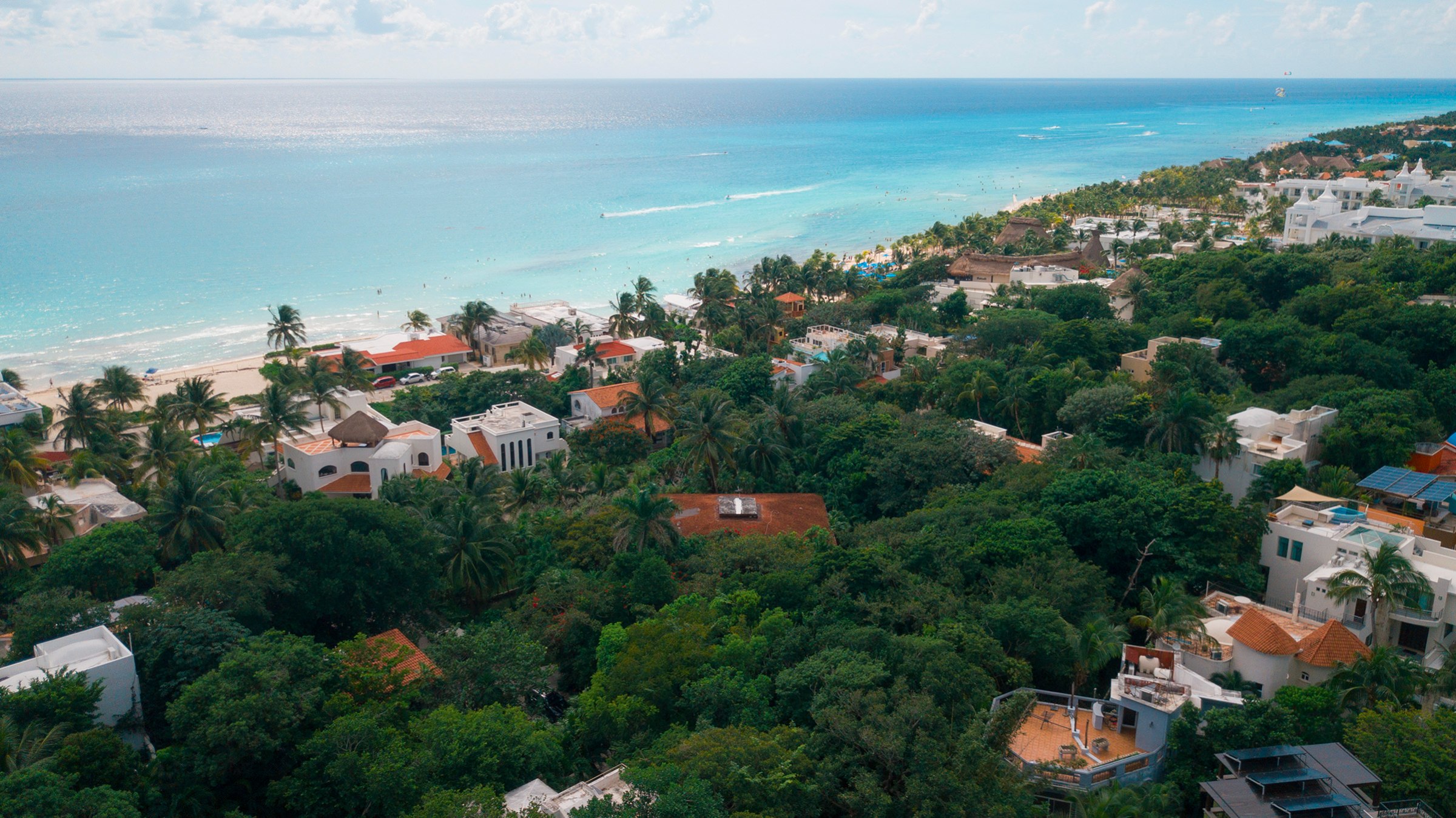 Vista aérea de Playacar Fase 1, villas bajo el dosel de la selva frente al Caribe en Playa del Carmen