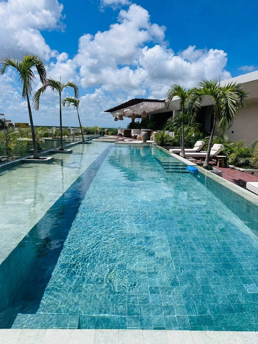 Terraza con alberca de una residencia en la Riviera Maya