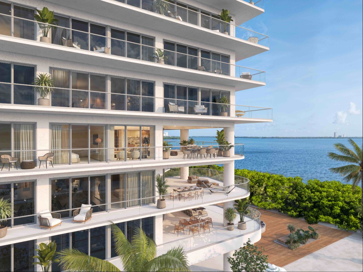 Terrasses d'une tour résidentielle neuve à Cancún avec vue sur l'eau