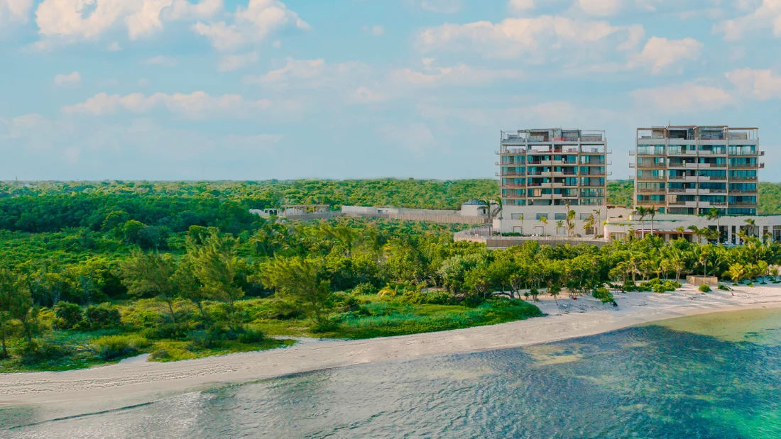 Résidences en front de mer à Corasol vues depuis la mer, sable blanc et jungle sur la côte de la Riviera Maya