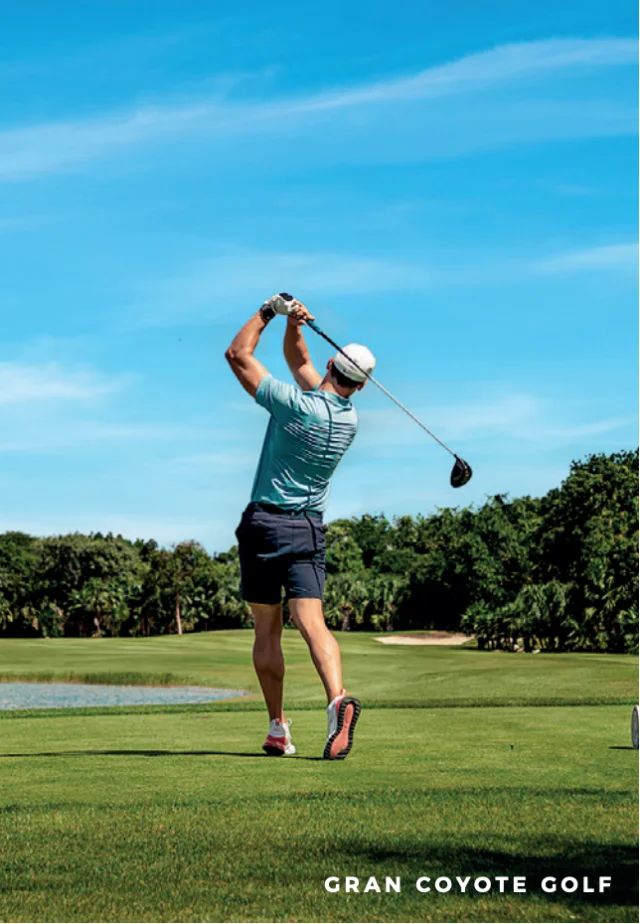 Golfeur au départ sur le Gran Coyote Golf, le parcours Nick Price de Corasol