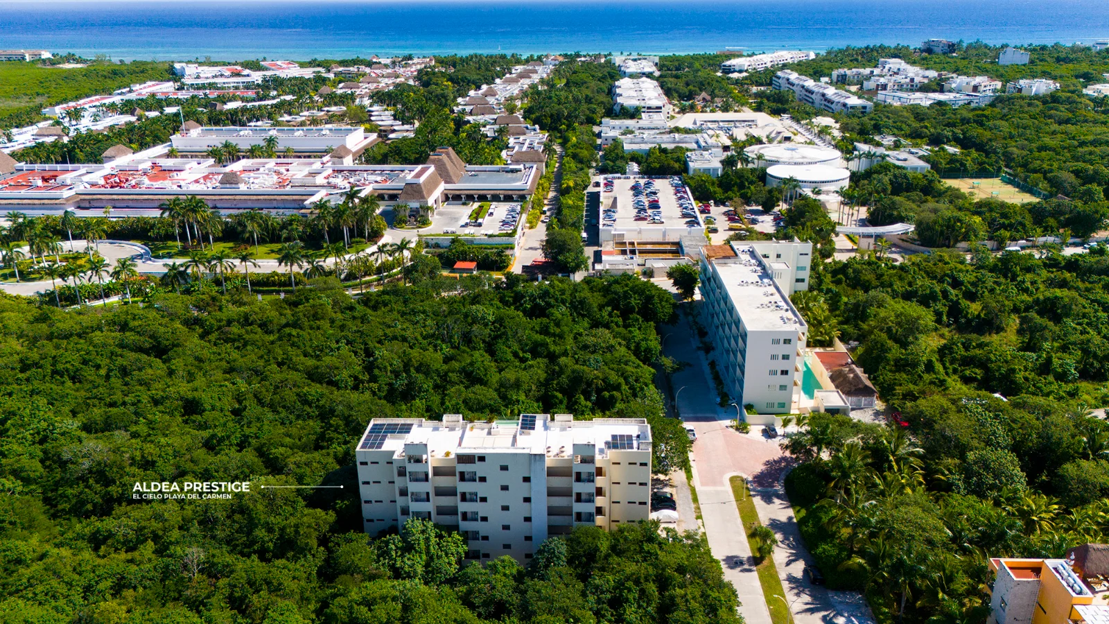 El Cielo Residencial desde el aire con los hoteles de Xcalacoco y el Caribe turquesa al fondo