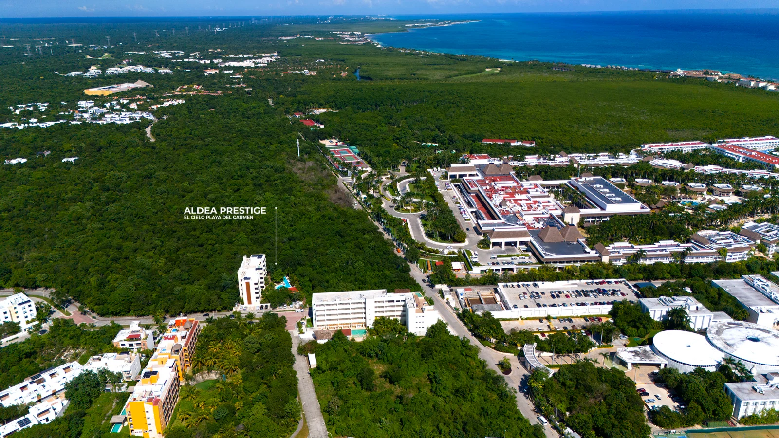 Depuis El Cielo vers la côte : la jungle, le parcours de golf de Grand Coral et les Caraïbes turquoise au fond