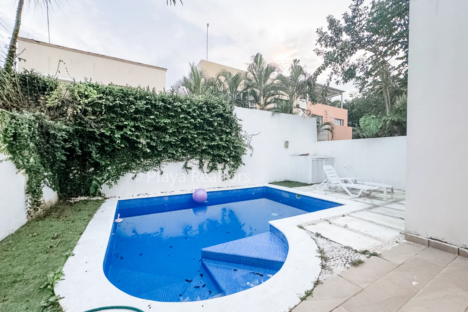 Piscine privée et jardin clos d'une maison d'El Cielo Residencial au crépuscule