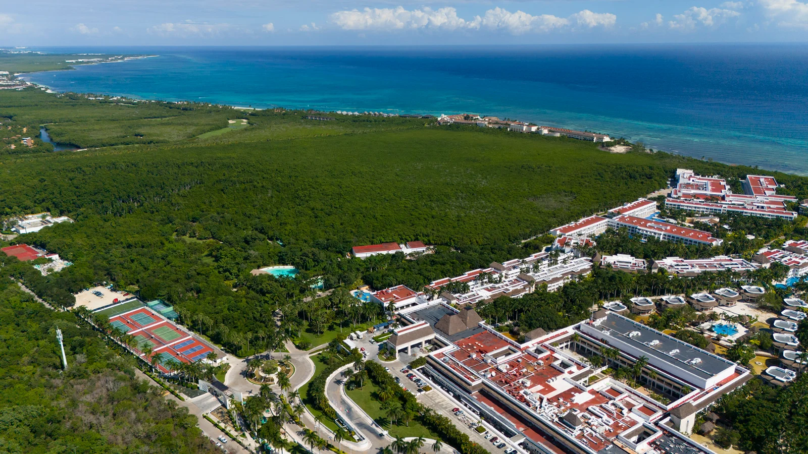 La ceinture de jungle conservée entre El Cielo Residencial et les Caraïbes, avec les courts de sport et les resorts sur la côte