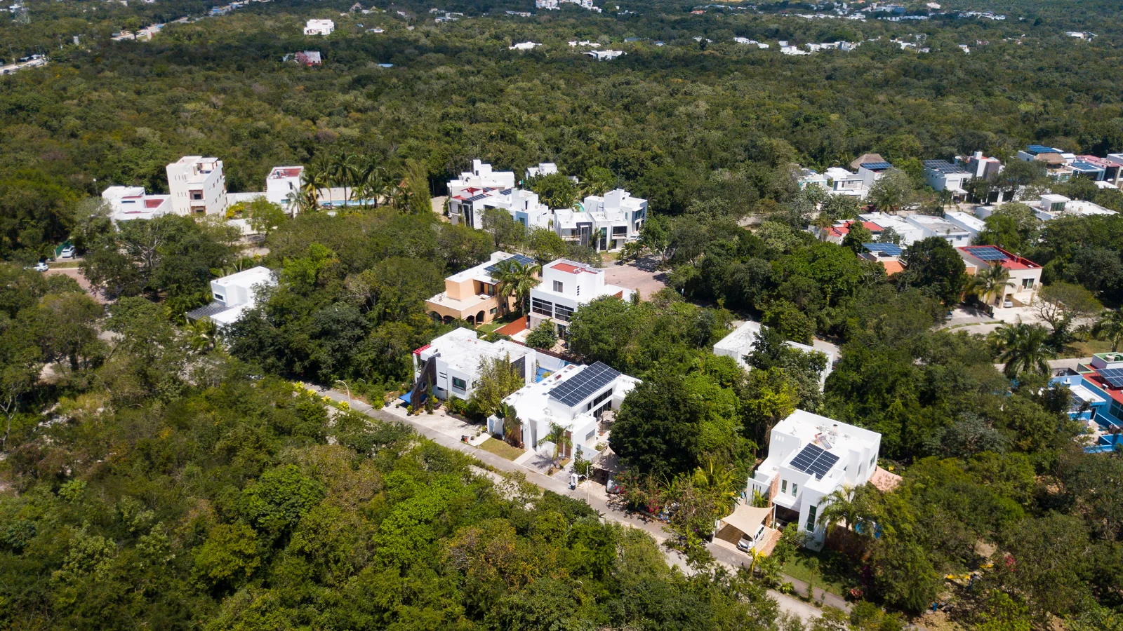 Maisons avec panneaux solaires dans des rues calmes d'El Cielo Residencial, jungle entre les îlots