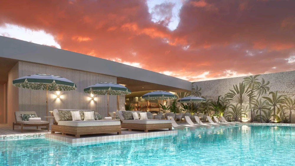 Terrasse de piscine au coucher du soleil avec lits de soleil et parasols