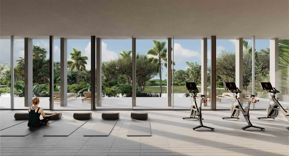 Studio de yoga et de spinning ouvert sur la jungle par de grandes baies