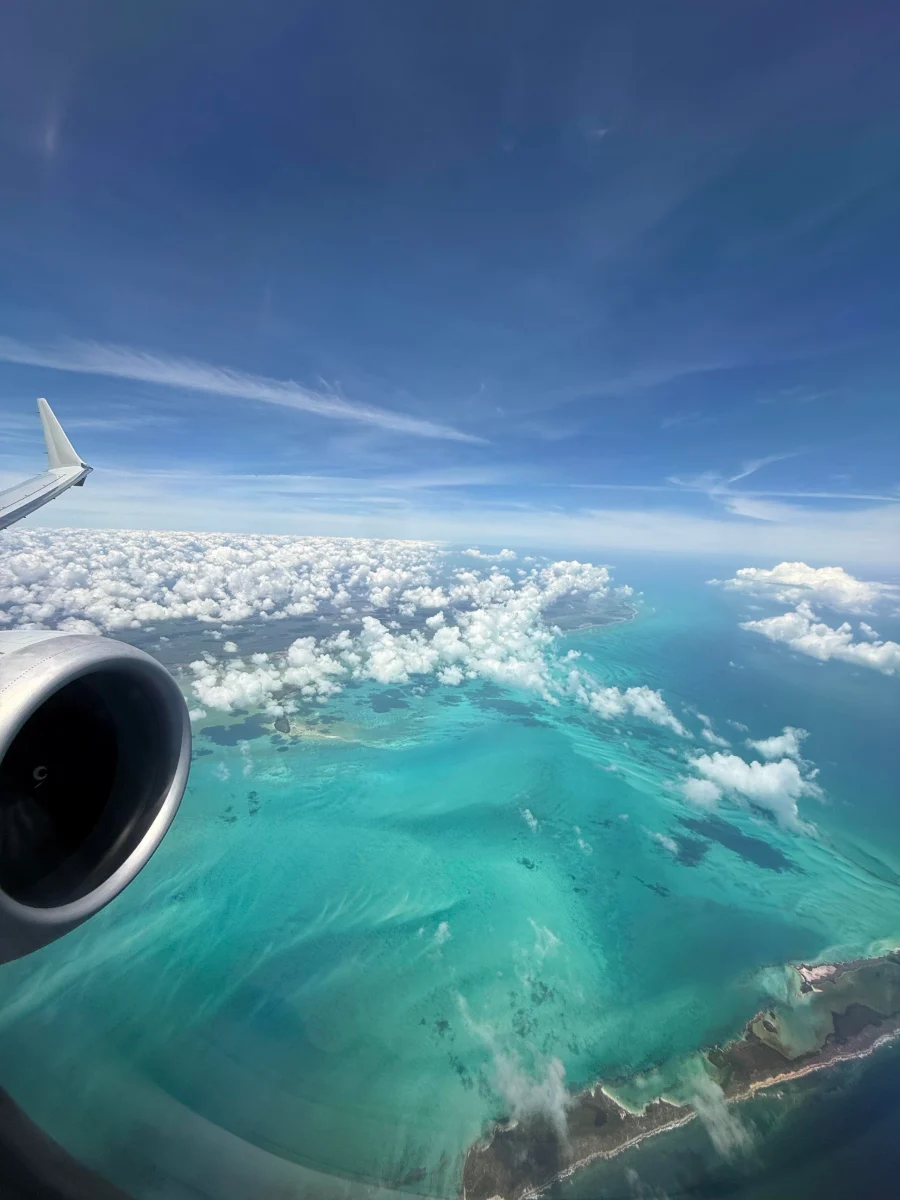 La costa norte de Quintana Roo desde la ventanilla de un avión, la franja de Isla Blanca y los bajos turquesa de la laguna Chacmuchuc bajo el ala