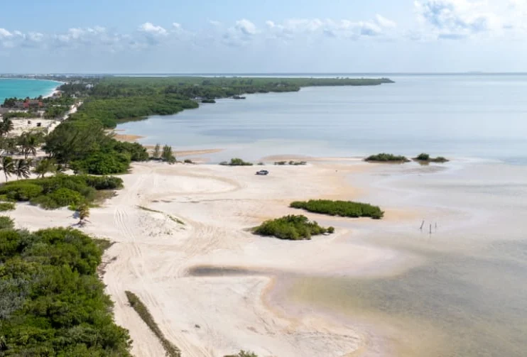 La lagune Chacmuchuc peu profonde derrière la plage d'Isla Blanca, bancs de sable et îlots de mangrove