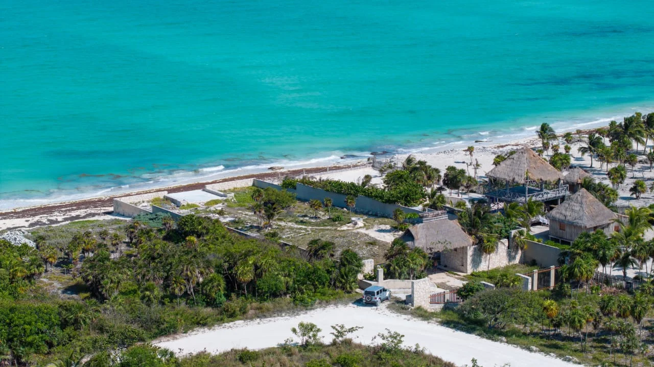 Plage de sable blanc vide et eau turquoise limpide sur la bande d'Isla Blanca