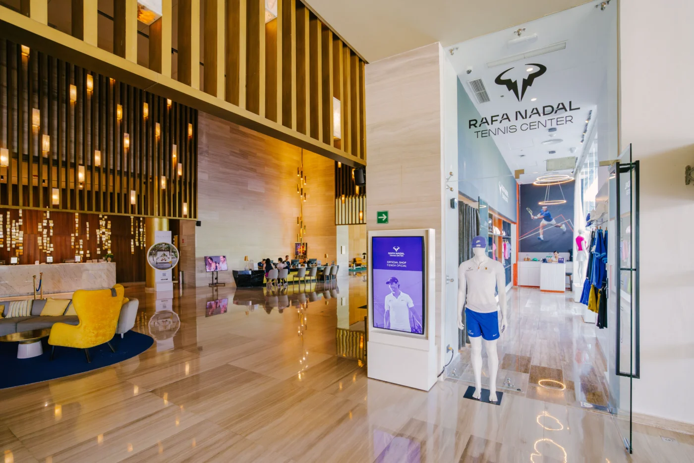 La boutique officielle du Rafa Nadal Tennis Center près du lobby de l'hôtel, vêtements exposés et une photographie de Nadal au service