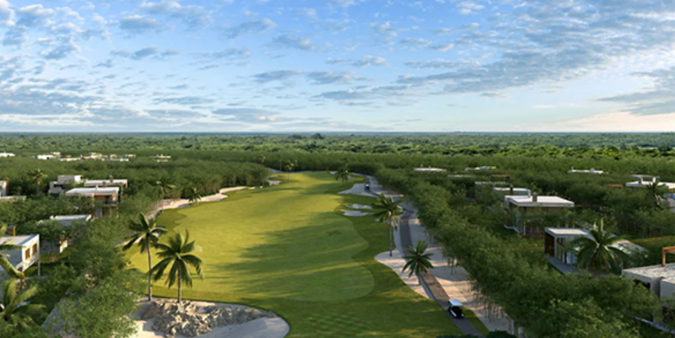 Pabellón bajo y alargado de la casa club de Mayakoba Country Club junto a un espejo de agua, con pastos sembrados adelante y selva detrás