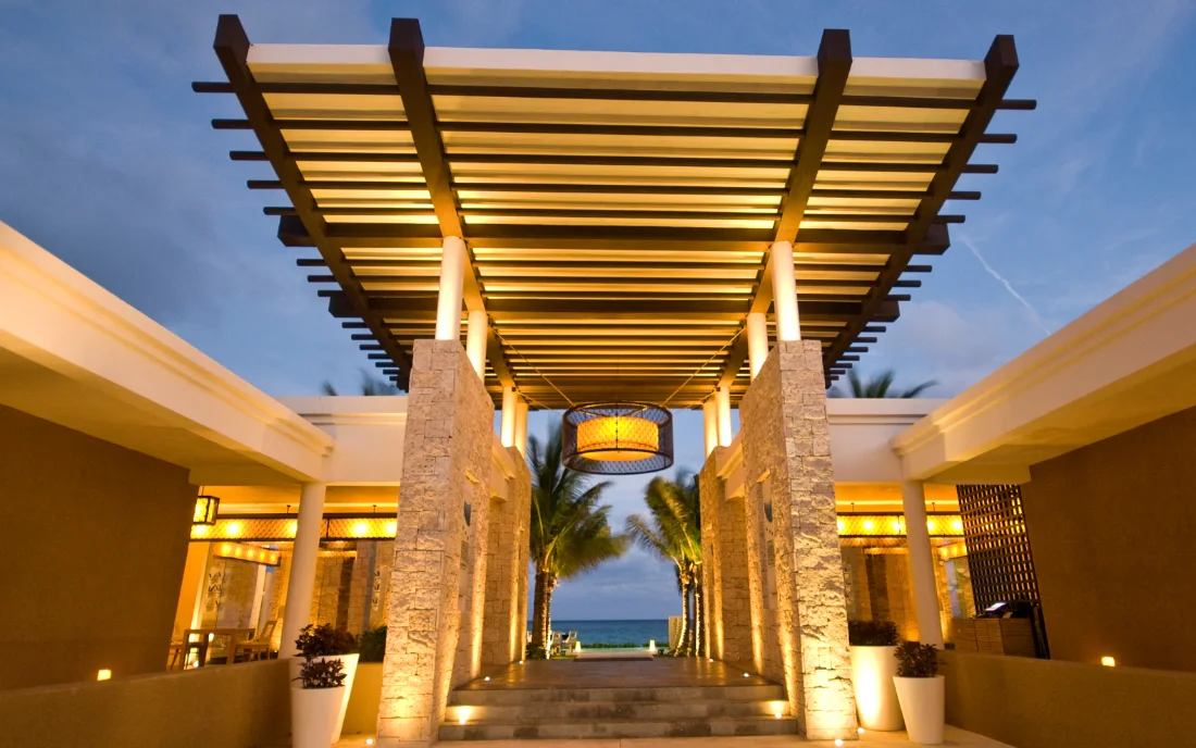 Plan directeur illustré du resort Mayakoba montrant les quatre hôtels, les trous d'El Camaleón, le réseau de canaux, la plage et les restaurants