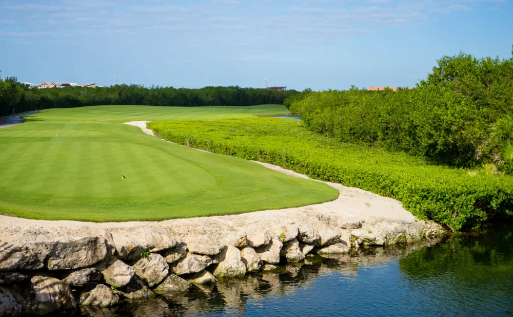 Villas sur lagune à Mayakoba, au-dessus de l'eau, près d'un green et d'un bunker