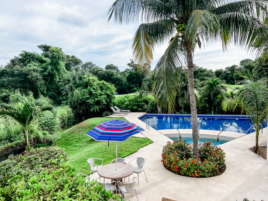 Piscine d'un immeuble d'appartements à Playacar Fase 2