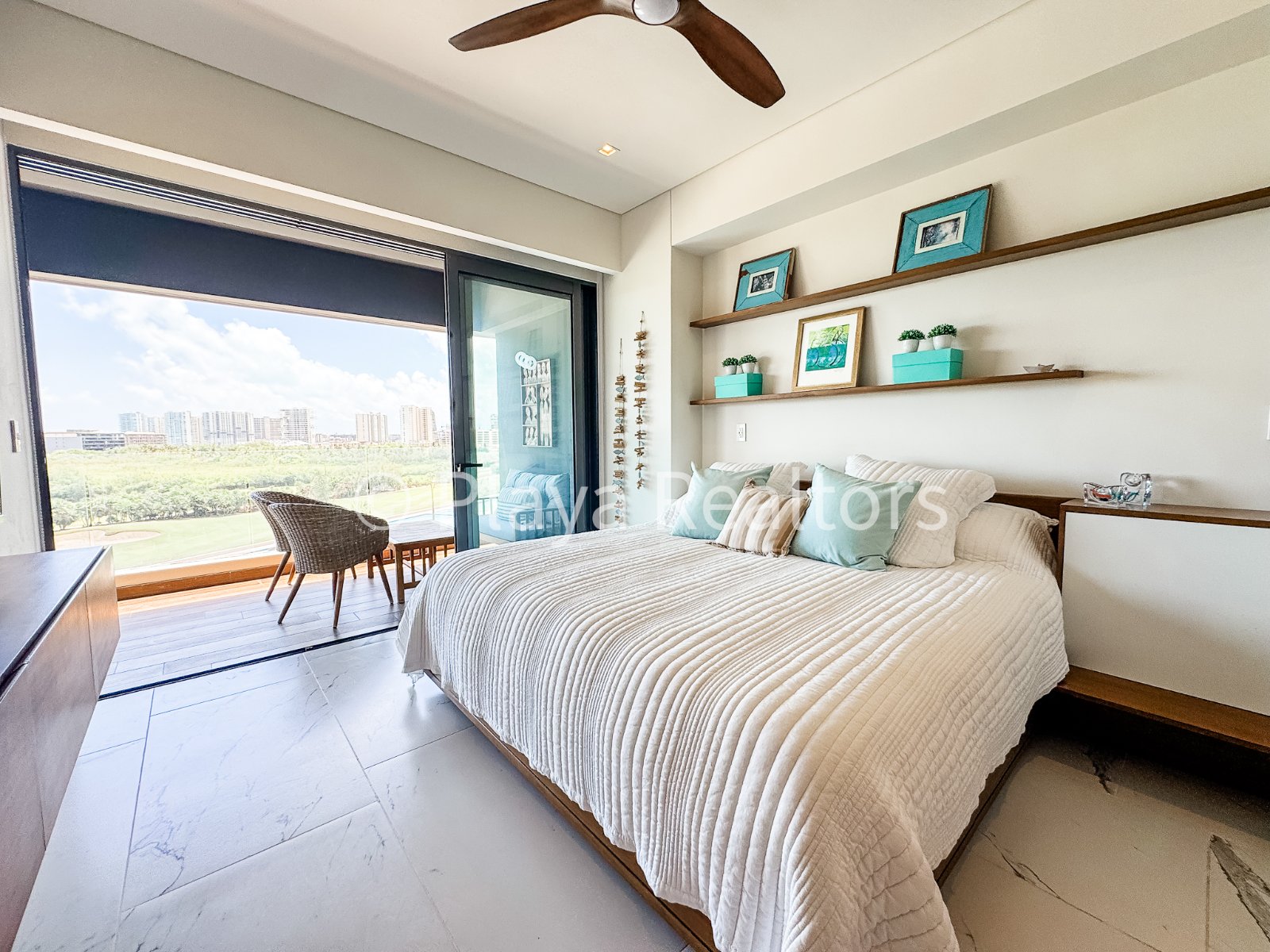 Recámara con terraza y vista al campo de golf en una residencia de Puerto Cancún