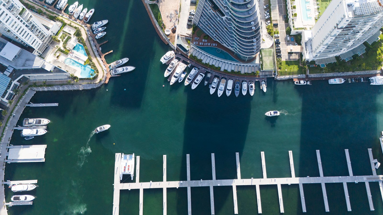 Muelles y yates en la marina de Puerto Cancún