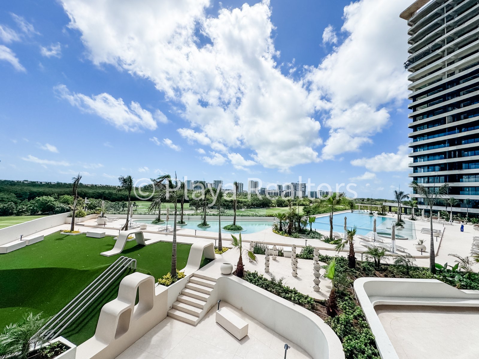 Pool terrace of a Puerto Cancún tower overlooking the golf course