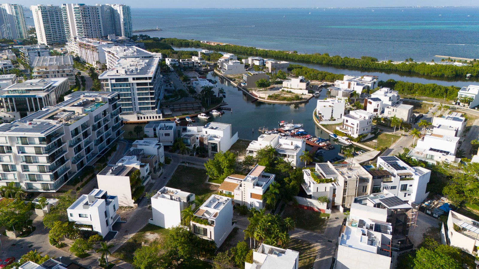 Maisons sur canal à Puerto Cancún vues du ciel