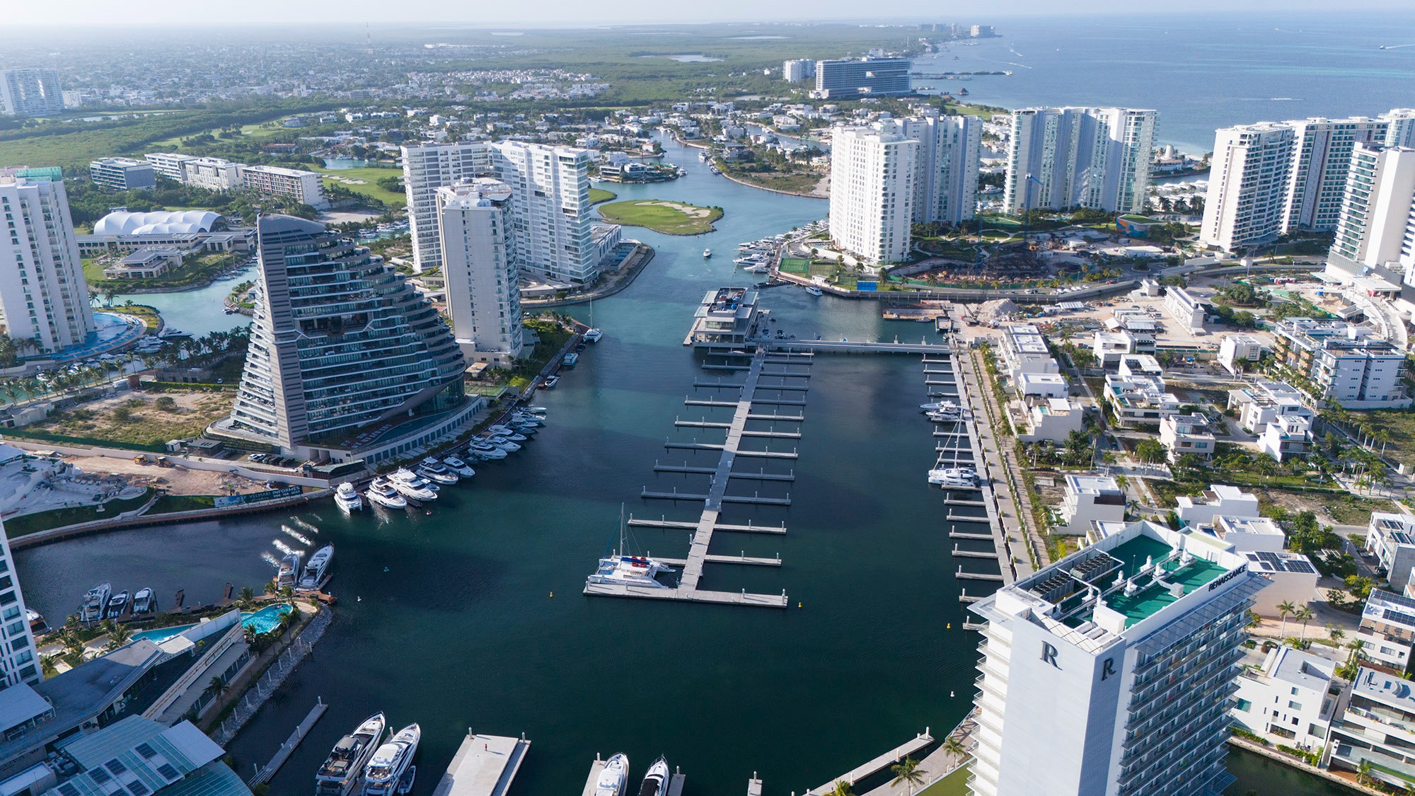 Vue aérienne de la marina de Puerto Cancún, ses tours et les Caraïbes