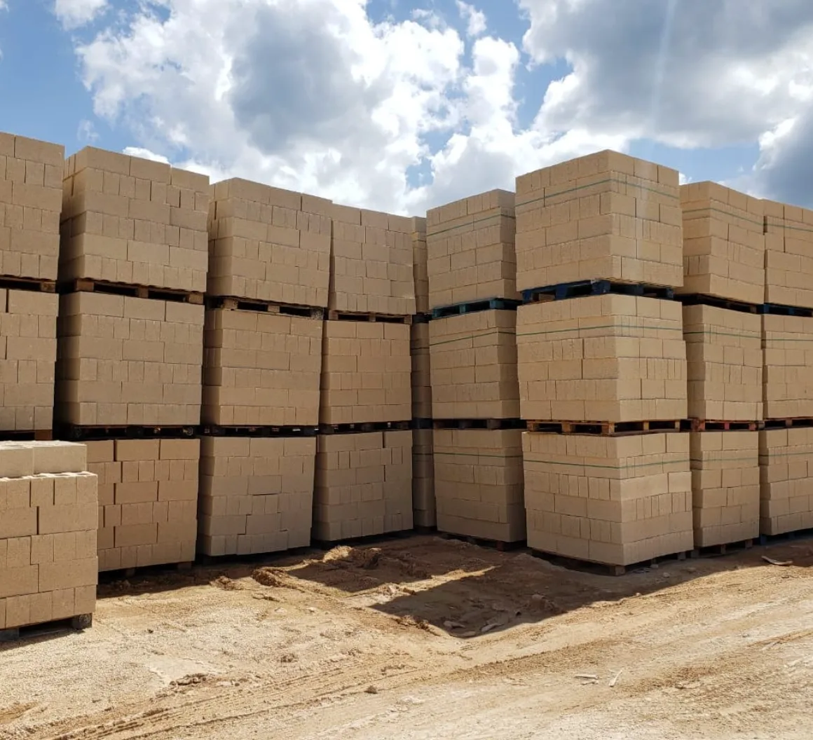 Palettes de blocs de construction à base de sargasses empilées dans une cour