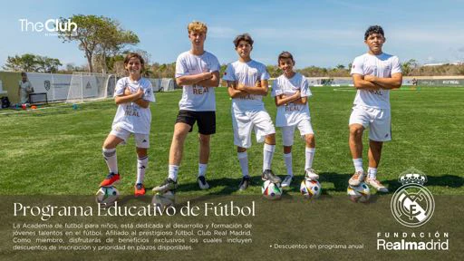 Jeunes joueurs en tenue de la Fondation Real Madrid au Programme Éducatif de Football de Tulum Country Club