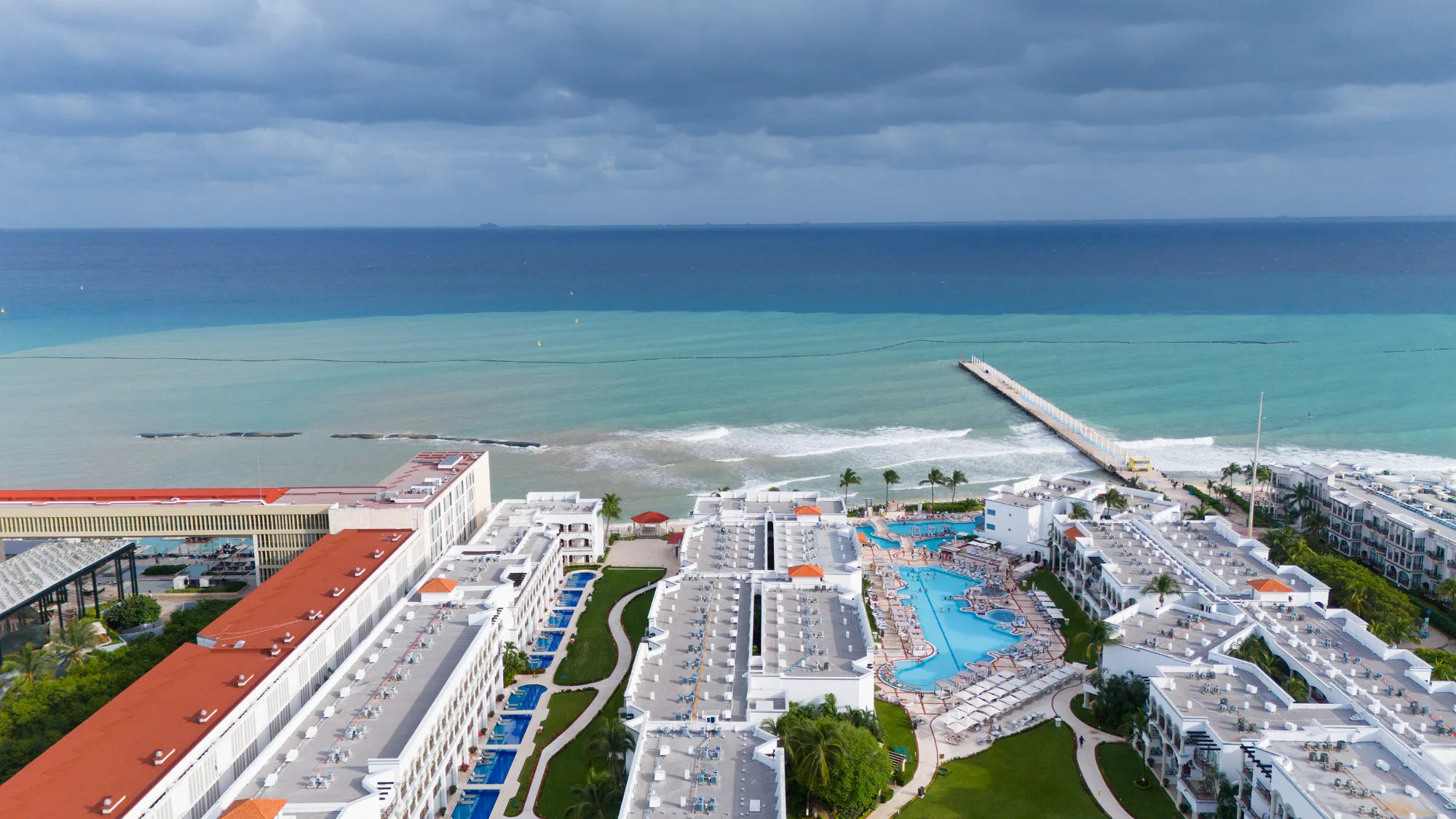 Vista aérea del frente de playa de Playa del Carmen, el muelle y el Caribe turquesa