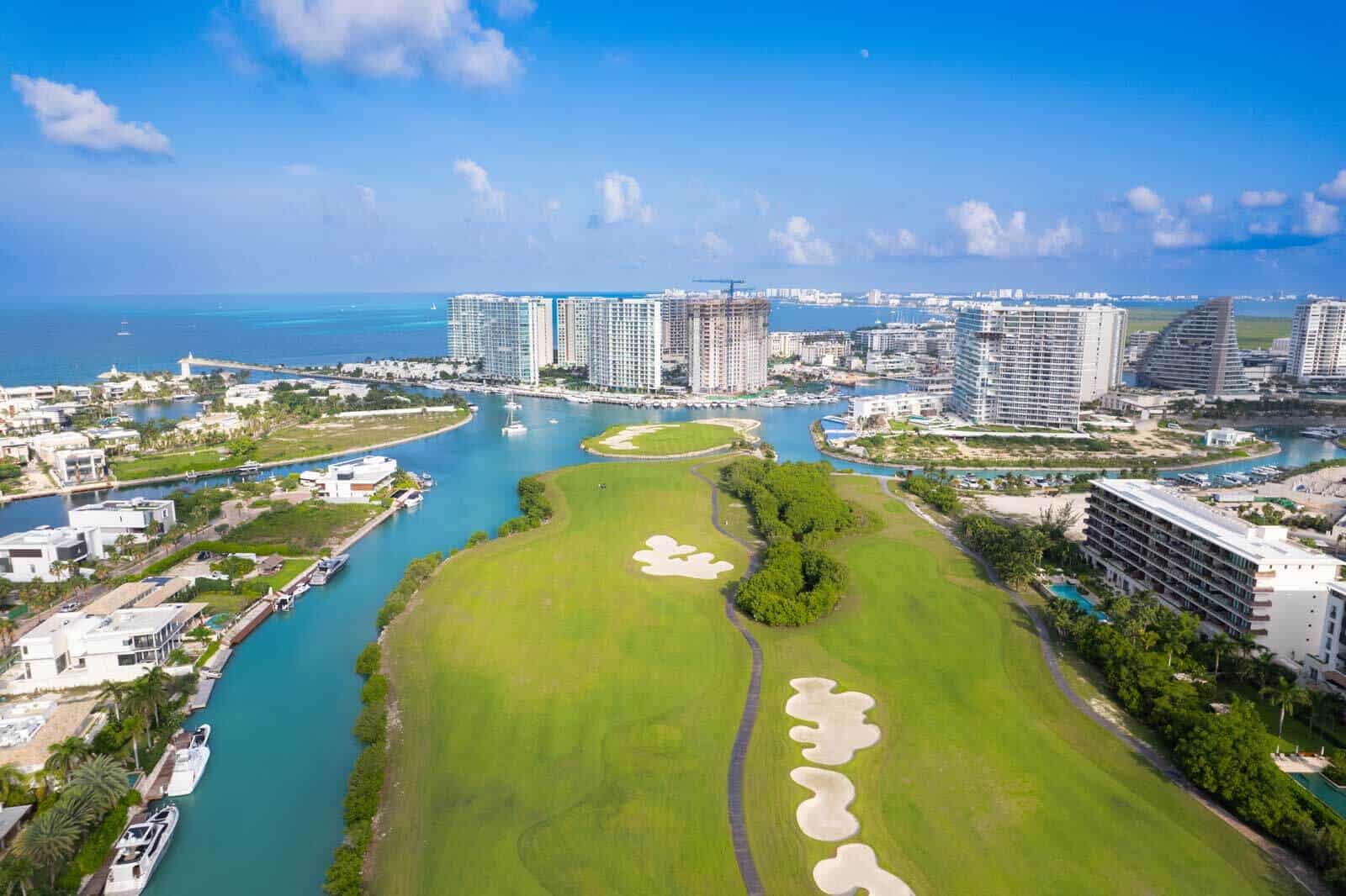 Puerto Cancún golf course community 